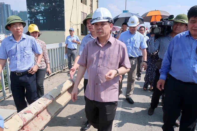 Bộ trưởng Nguyễn Văn Thể trực tiếp kiểm tra, thị sát hư hỏng mặt cầu Thăng Long (Ảnh: TL)