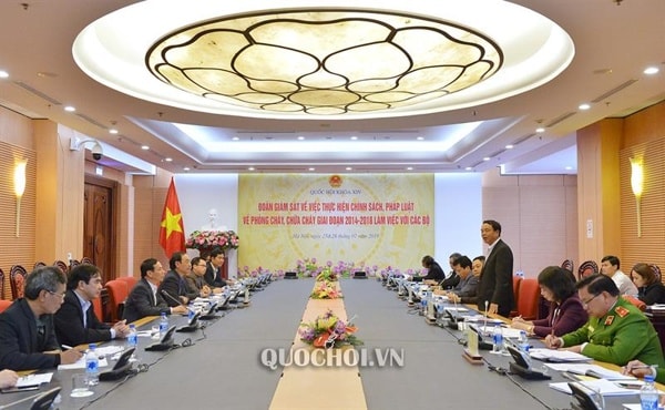 Đoàn giám sát của Quốc hội việc thực hiện chính sách pháp luật về phòng cháy, chữa cháy giai đoạn 2014 - 2018 làm việc với Bộ Giao thông Vận tải. Ảnh: quochoi.vn