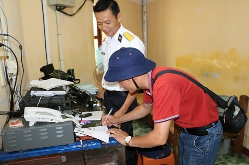 Nhà báo Nguyễn Tri Thức trong lần công tác tới đảo Trường Sa
