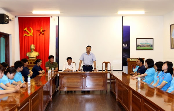 Lãnh đạo VFF gặp mặt ĐT nữ Việt Nam trước ngày lên đường sang Thái Lan. Ảnh: VFF