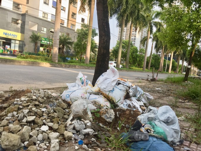 Vỉa hè, lòng đường Khu đô thị Ngoại Giao Đoàn ngập ngụa rác