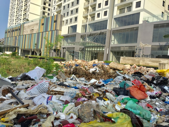 Rác thải bủa vây khu đô thị Ngoại Giao Đoàn