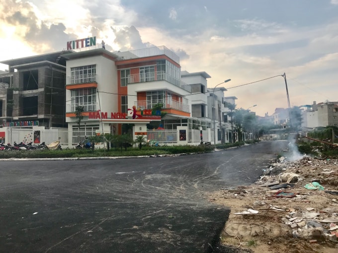 Rác được đốt cháy, bốc mùi khét lẹt bay thẳng vào khu vực trường mầm non