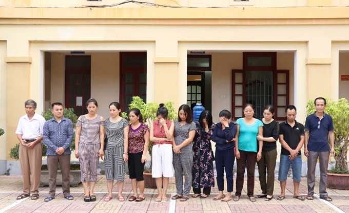 Các đối tượng liên quan đến đường dây lô đề do Đinh Thị Nga cầm đầu bị công an gọi hỏi, làm việc. Ảnh CAHT