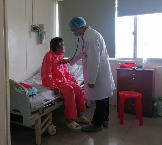 PGS.TS Trần Quyết Tiến, phó giám đốc bệnh viện Chợ Rẫy thăm khám bệnh nhân sau ca ghép tim thành công- Ảnh :T/L