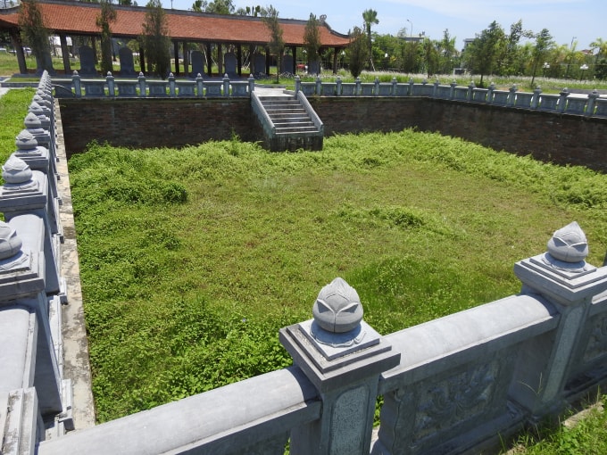 Hồ Thiên Quang ở vị trí trung tâm không có nước và cỏ dại mọc um tùm (Ảnh Hà Long)