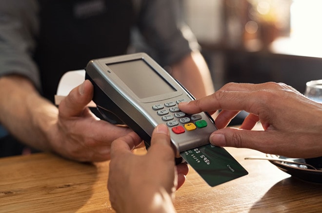 Nhiều chính sách ưu đãi cho thẻ ATM đang được các ngân hàng thương mại đưa ra (Ảnh minh họa)