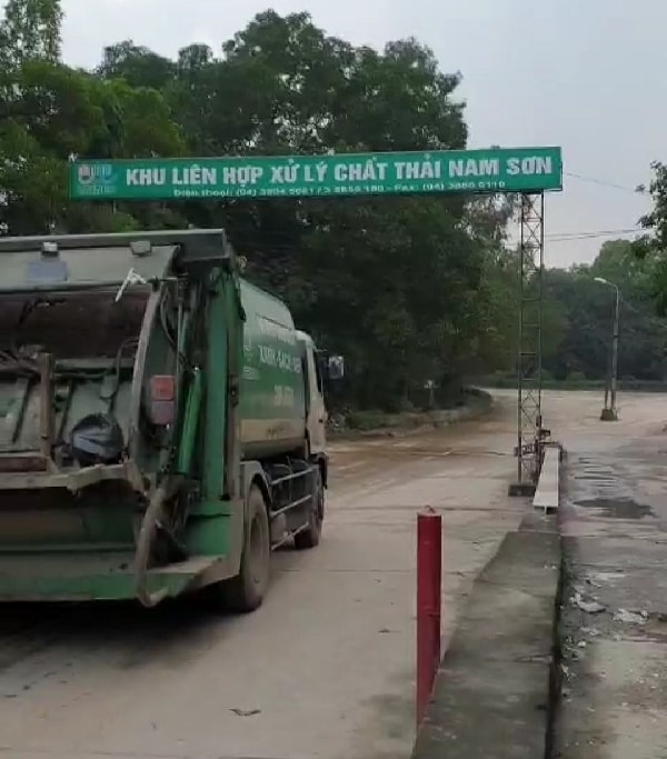 Xe chở rác vào bãi rác Nam Sơn, huyện Sóc Sơn. (Ảnh TL)