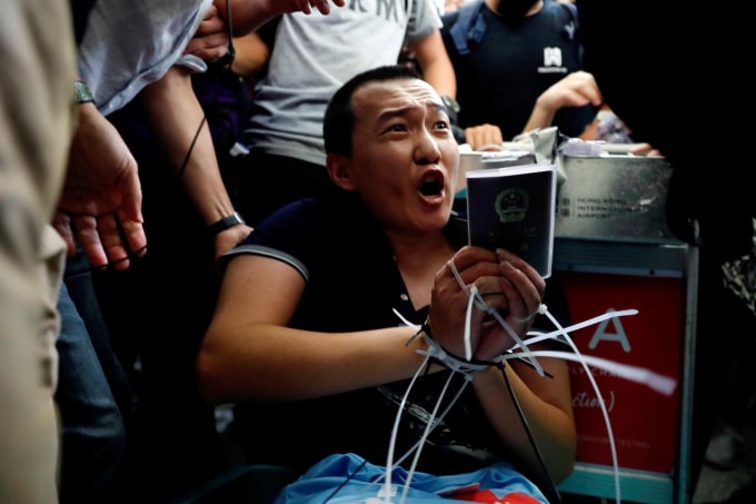Fu Guohao, phóng viên tờ Global Times bị người biểu tình bắt giữ tại sân bay Hong Kong. Ảnh: Reuters