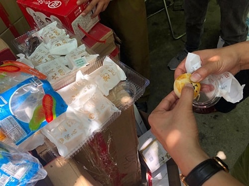 Qua kiểm tra phát hiện nhiều loại bánh phổ biến trên thị trường hiện nay như bánh trứng, bánh nướng, bánh khoai môn, sữa chua, moch. Ảnh: TL