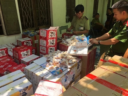 Cơ quan chức năng đang kiểm đếm số lượng bánh trung thu nhập lậu . Ảnh TL