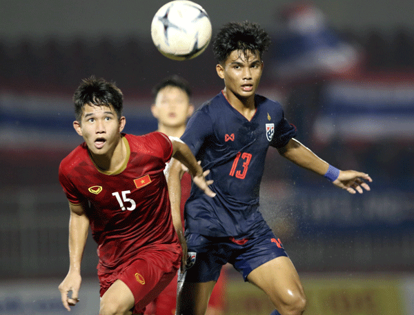 U18 Việt Nam chơi rất quyết tâm trước U18 Thái Lan. Ảnh: VFF