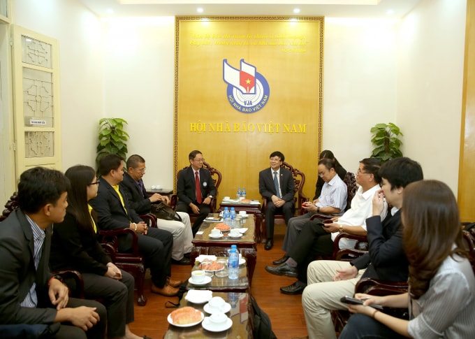 Tham gia buổi tiếp Đoàn có đồng chí Hồ Quang Lợi, Phó Chủ tịch Thường trực Hội Nhà báo Việt Nam các đồng chí Ủy viên Ban Thường vụ, đại diện lãnh đạo một số đơn vị, ban chuyên môn của Hội Nhà báo Việt Nam. Ảnh: Sơn Hải