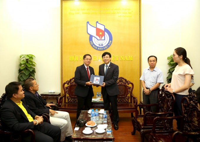 Đồng chí Hồ Quang Lợi, Phó Chủ tịch Thường trực Hội Nhà báo Việt Nam trao quà lưu niệm cho ông Mongkol Bangprapa, Chủ tịch Liên đoàn báo chí Thái Lan, Chủ tịch Hội Nhà báo Thái Lan. Ảnh: Sơn Hải