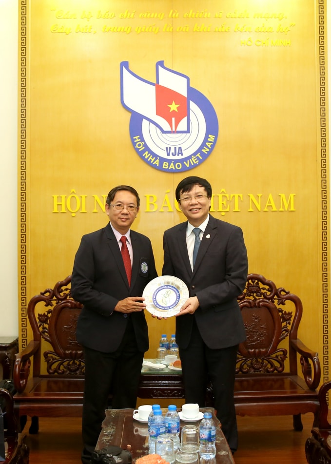 Ông Mongkol Bangprapa, Chủ tịch Liên đoàn báo chí Thái Lan, Chủ tịch Hội Nhà báo Thái Lan trao quà lưu niệm cho đồng chí Hồ Quang Lợi, Phó Chủ tịch Thường trực Hội Nhà báo Việt Nam. Ảnh: Sơn Hải