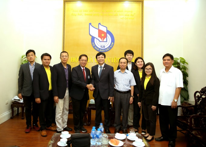 Đoàn đại biểu Hội Nhà báo Thái Lan gồm 7 thành viên, do ông Mongkol Bangprapa, Chủ tịch Liên đoàn báo chí Thái Lan, Chủ tịch Hội Nhà báo Thái Lan đã tới thăm và làm việc với Hội Nhà báo Việt Nam. Ảnh: Sơn Hải
