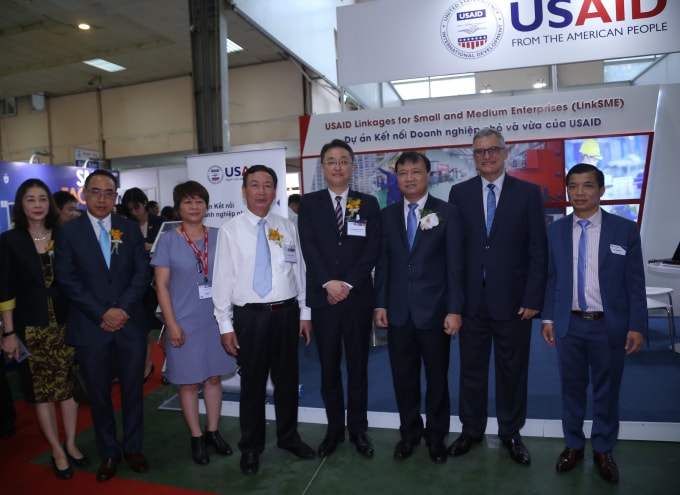 Các đại biểu tham quan tại triển lãm Quốc tế lần thứ 11 về Máy móc và Công nghệ cho ngành Công nghiệp Chế tạo và Công nghiệp hỗ trợ tại Việt Nam. Ảnh: Kim Thơ