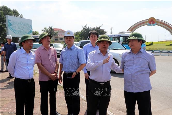 Bộ trưởng Bộ GTVT Nguyễn Văn Thể cùng lãnh đạo tỉnh Hải Dương kiểm tra thực tế. Ảnh: TTXVN