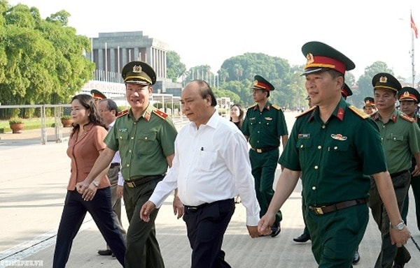 Thủ tướng trực tiếp kiểm tra kết quả tu bổ Công trình Lăng Chủ tịch Hồ Chí Minh. Ảnh: VGP