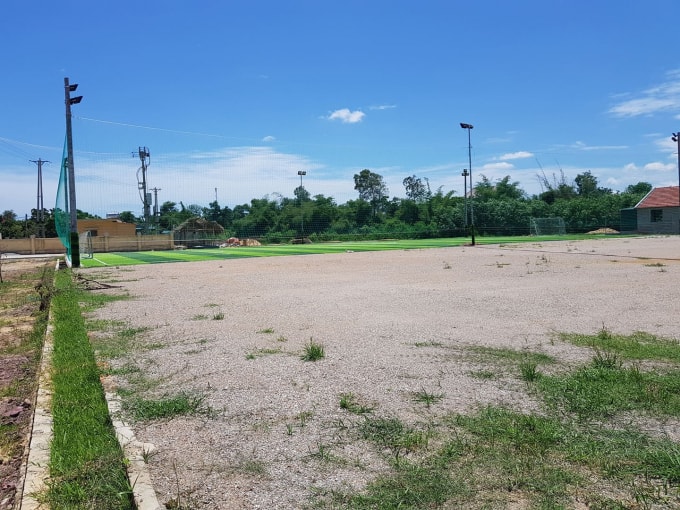 Sân bóng thứ 2 khi chủ đầu tư đang thi công dang dở thì buộc phải dừng lại