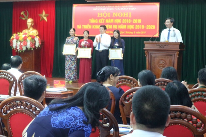 Giám đốc Sở Giáo dục và Đào tạo tỉnh Hải Dương Lương Văn Việt trao thưởng tại Hội nghị