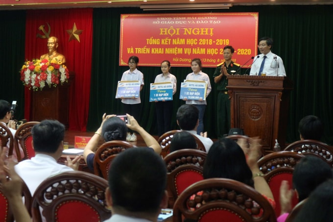 Đại diện Viettel trao thưởng cho ba học sinh có thành tích xuất sắc trong kỳ thi vào lớp 10 THPT năm học 2019-2020