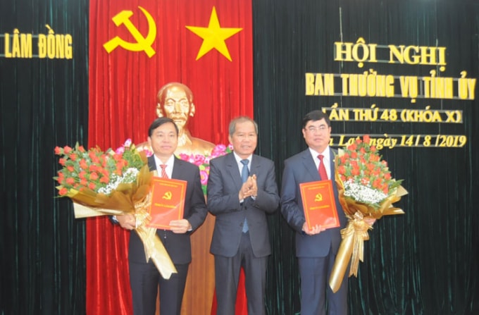 Bí thư Tỉnh ủy Lâm Đồng Nguyễn Xuân Tiến trao quyết định và chúc mừng đồng chí Nguyễn Văn Triệu, Trần Đình Văn. Ảnh: VGP