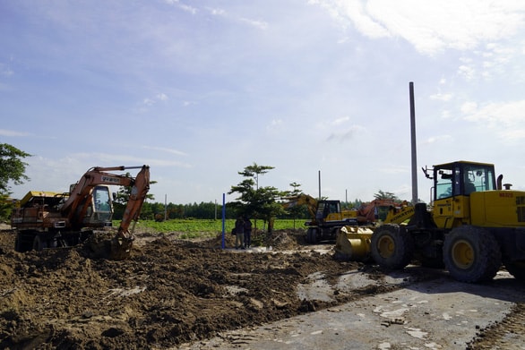 Cưỡng chế khu đất nông nghiệp bị sử dụng trái phép của ông Nguyễn Ngọc Sự. Ảnh: TTO
