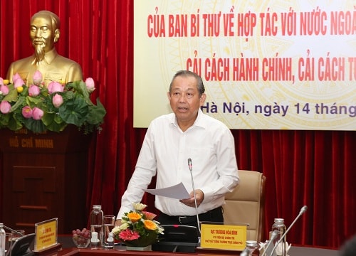 Phó Thủ tướng Thường trực Chính phủ Trương Hòa Bình, Trưởng Ban Chỉ đạo tổng kết 10 năm Chỉ thị 39-CT/TW của Ban Bí thư phát biểu tại buổi làm việc. Ảnh: VGP