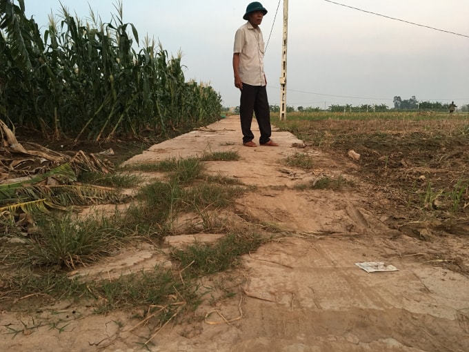 Một đoạn đường tại Đồng Mốt, thôn Văn Thai bị hư hỏng nặng.
