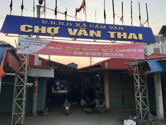 Chợ Văn Thai bị người dân tố nhiều sai phạm liên quan đến Chủ tịch UBND xã Cẩm Văn, ông Nguyễn Tiến Chức.
