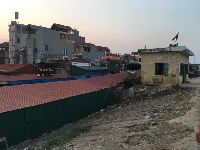 Khu vực xây dựng của chợ Văn Thai vi phạm hành lang an toàn đê điều nhưng chưa được xử lý.