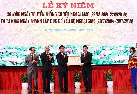 Phó Thủ tướng Phạm Bình Minh trao Bằng khen của Bộ trưởng Bộ Ngoại giao cho Cục Cơ yếu. Ảnh: VGP