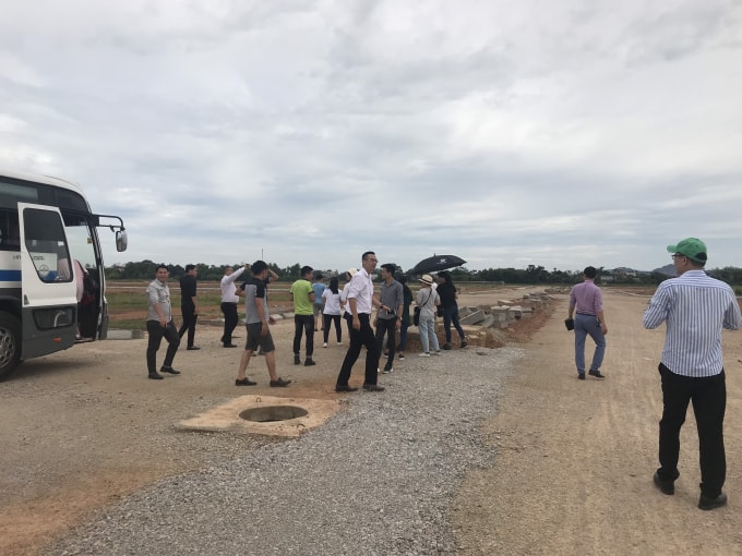 Nhà đầu tư tham quan đất đấu giá Đông Sơn