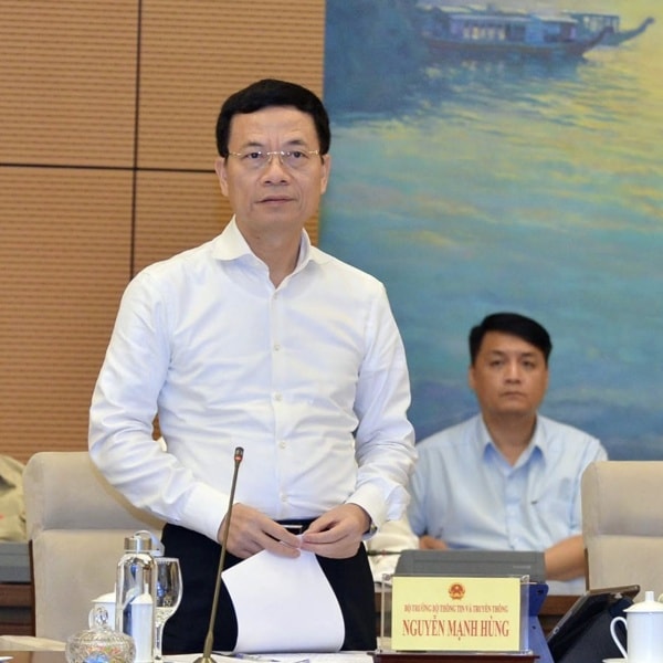 Bộ trưởng Nguyễn Mạnh Hùng trả lời chất vấn. Ảnh VGP