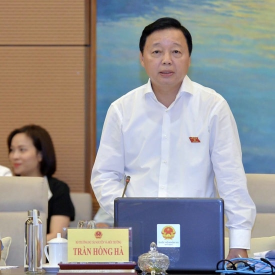 Bộ trưởng Trần Hồng Hà trả lời chất vấn. Ảnh VGP