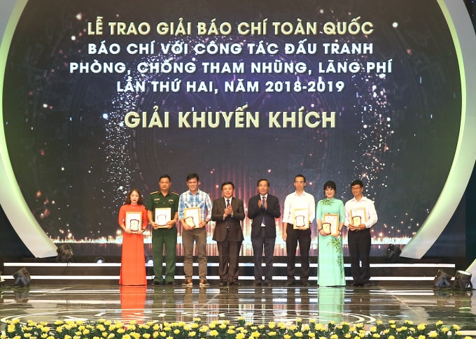 Các tác giả, đại diện nhóm tác giả có tác phẩm đoạt Giải Khuyến khích. Ảnh: Sơn Hải
