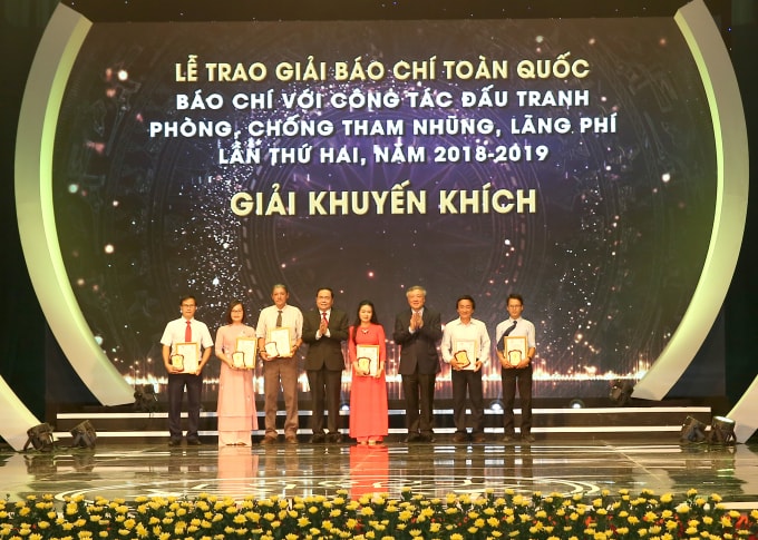 Các tác giả, đại diện nhóm tác giả có tác phẩm đoạt Giải Khuyến khích. Ảnh: Sơn Hải