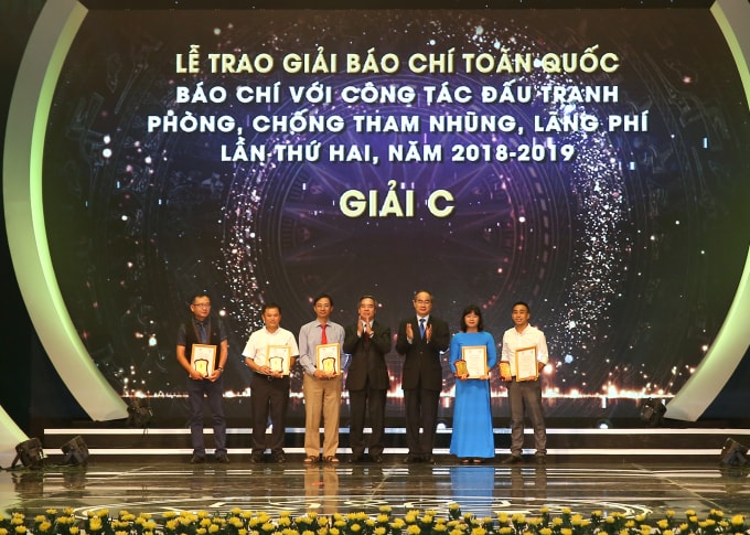 Các tác giả, đại diện nhóm tác giả có tác phẩm đoạt Giải C. Ảnh: Sơn Hải