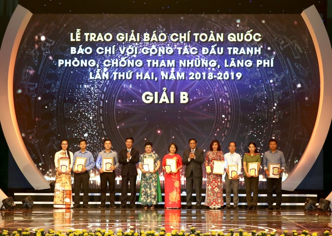 Các tác giả, đại diện nhóm tác giả có tác phẩm đoạt Giải B. Ảnh: Sơn Hải