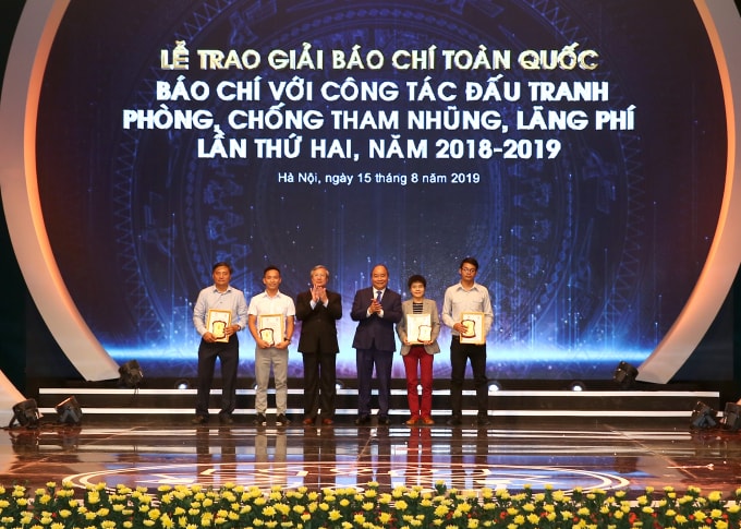 Thủ tướng Nguyễn Xuân Phúc và Thường trực Ban Bí thư Trần Quốc Vượng trao giải cho các tác giả, nhóm tác giả đoạt Giải A. Ảnh: Sơn Hải