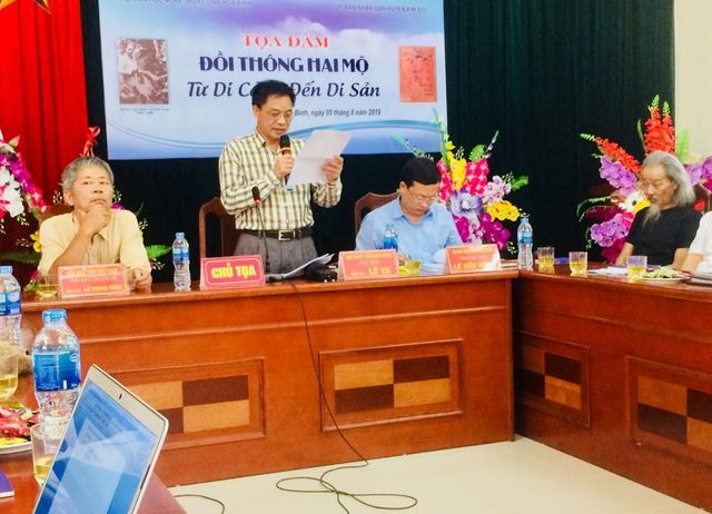 Nhà thơ Lê Va, Chủ tịch Hội VHNT Hòa Bình chủ trì tọa đàm.