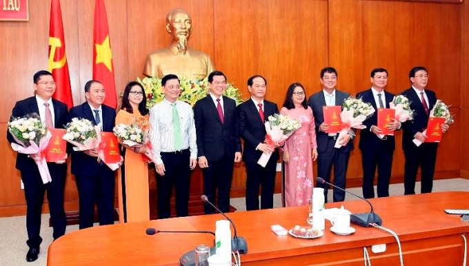 Trao quyết định bổ nhiệm, điều động cho hàng loạt cán bộ.