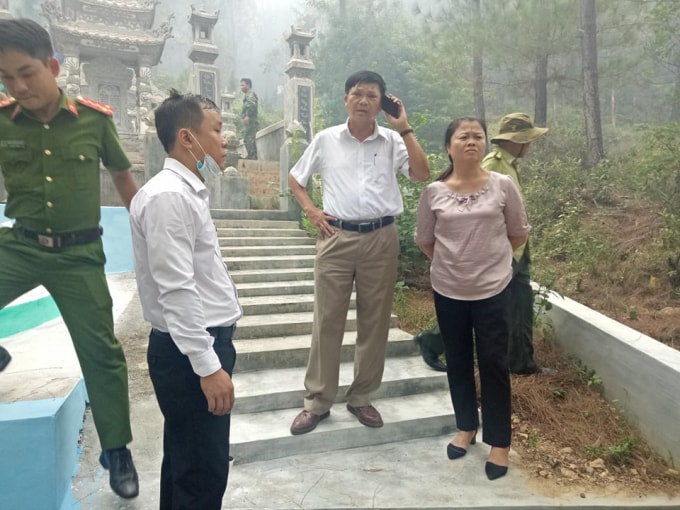 Ông Trần Song, Phó Chủ tịch UBND thành phố Huế (áo trắng đứng thứ 2, từ trái sang), đến hiện trường chỉ đạo dập lửa.