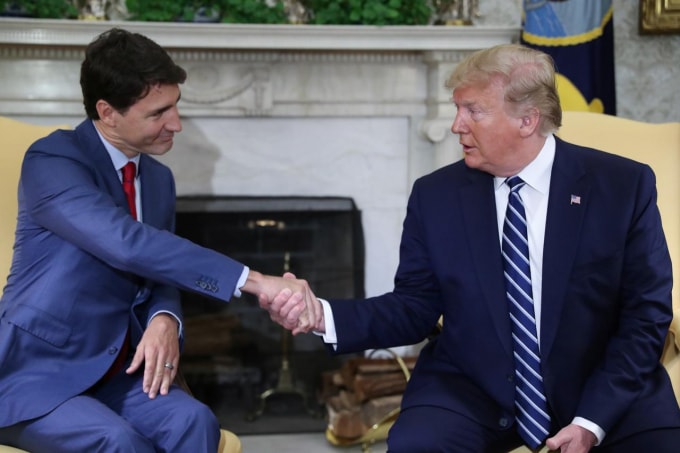 Tổng thống Mỹ Donald Trump (phải) và Thủ tướng Canada Justin Trudeau. Ảnh: Reuters