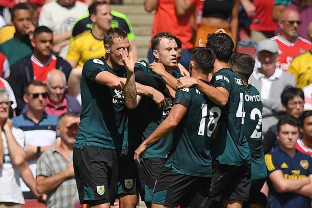 Các cầu thủ Burnley ăn mừng bàn thắng san hòa tỉ số 1-1. Ảnh: Getty