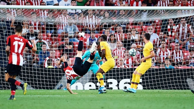Cận cảnh pha ghi bàn đẳng cấp của Aduriz ấn định chiến thắng cho Athletic Bilbao. Ảnh: Getty