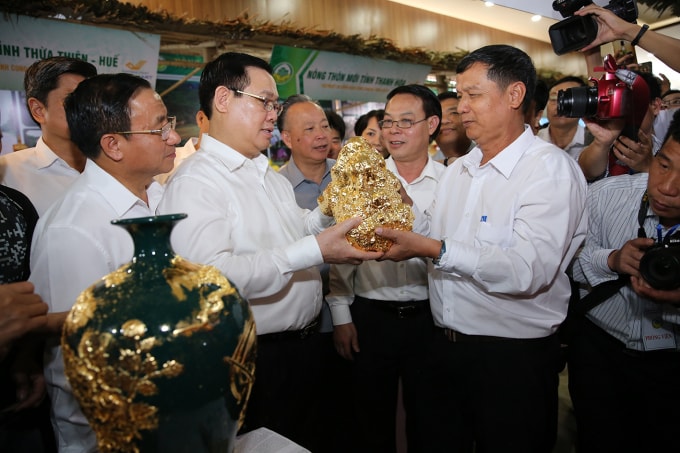 Phó Thủ tướng thăm một gian hàng thủ công mỹ nghệ tại hội nghị. Ảnh: VGP