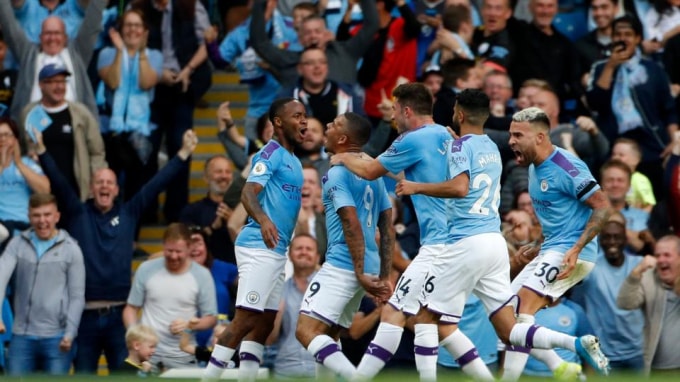 Các cầu thủ Man City ăn mừng bàn thắng của Sterling. Ảnh: Getty