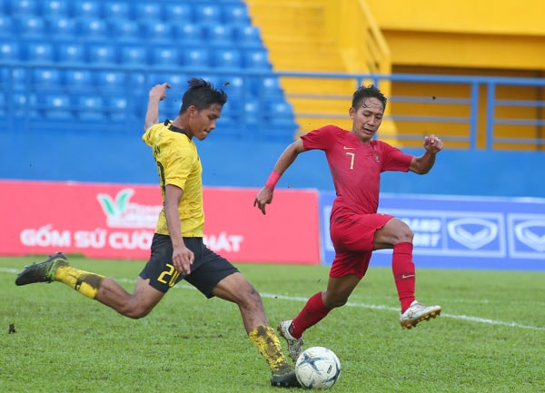 Các cầu thủ U18 Malaysia (áo vàng) đã có trận đấu rất hay trước U18 Indonesia. Ảnh: Đình Viên